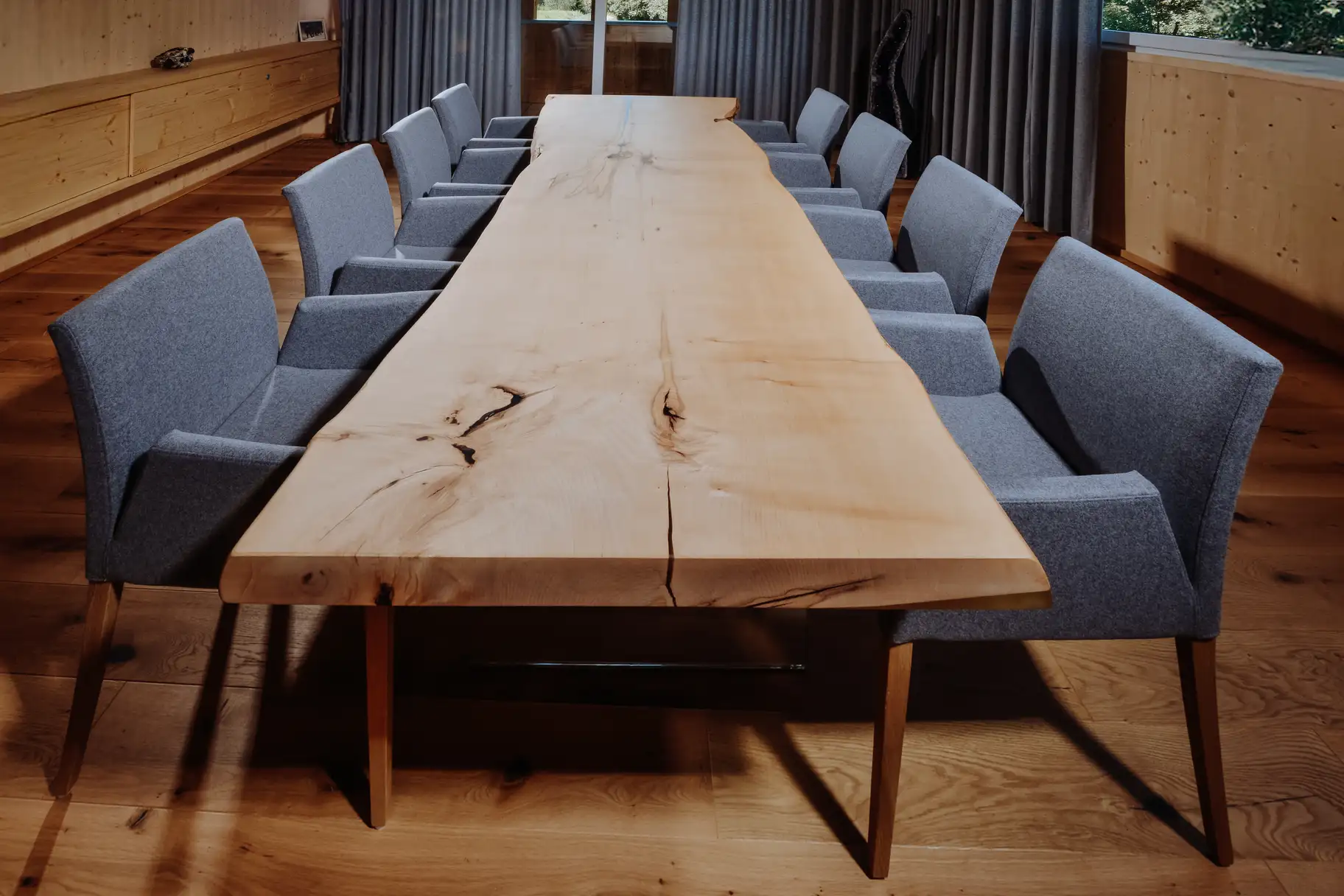 Mesa de reuniones de diseño hecha de tronco con borde natural, hecha a mano por Stammdesign, vista frontal