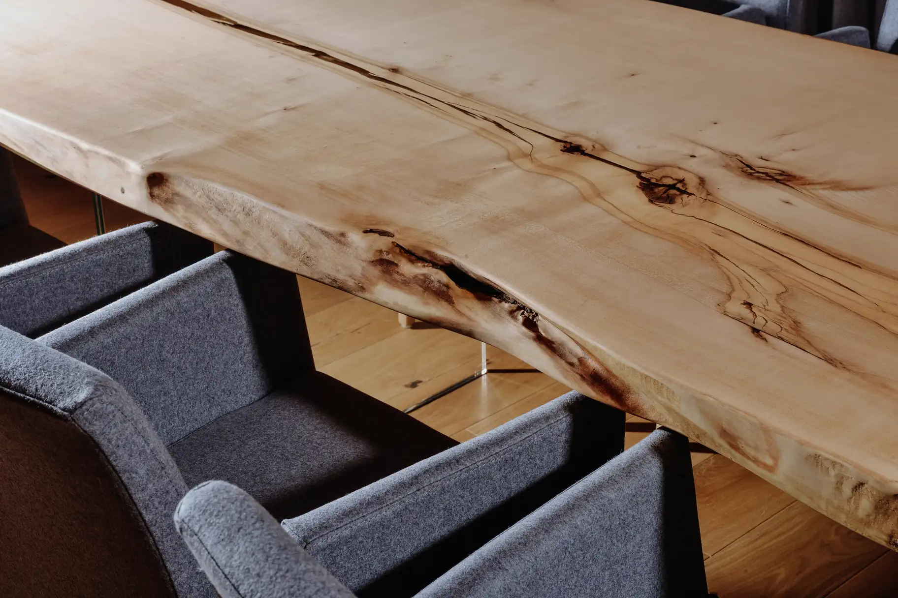 Mesa de reuniones de diseño hecha de tronco con borde natural, hecha a mano por Stammdesign, vista detallada