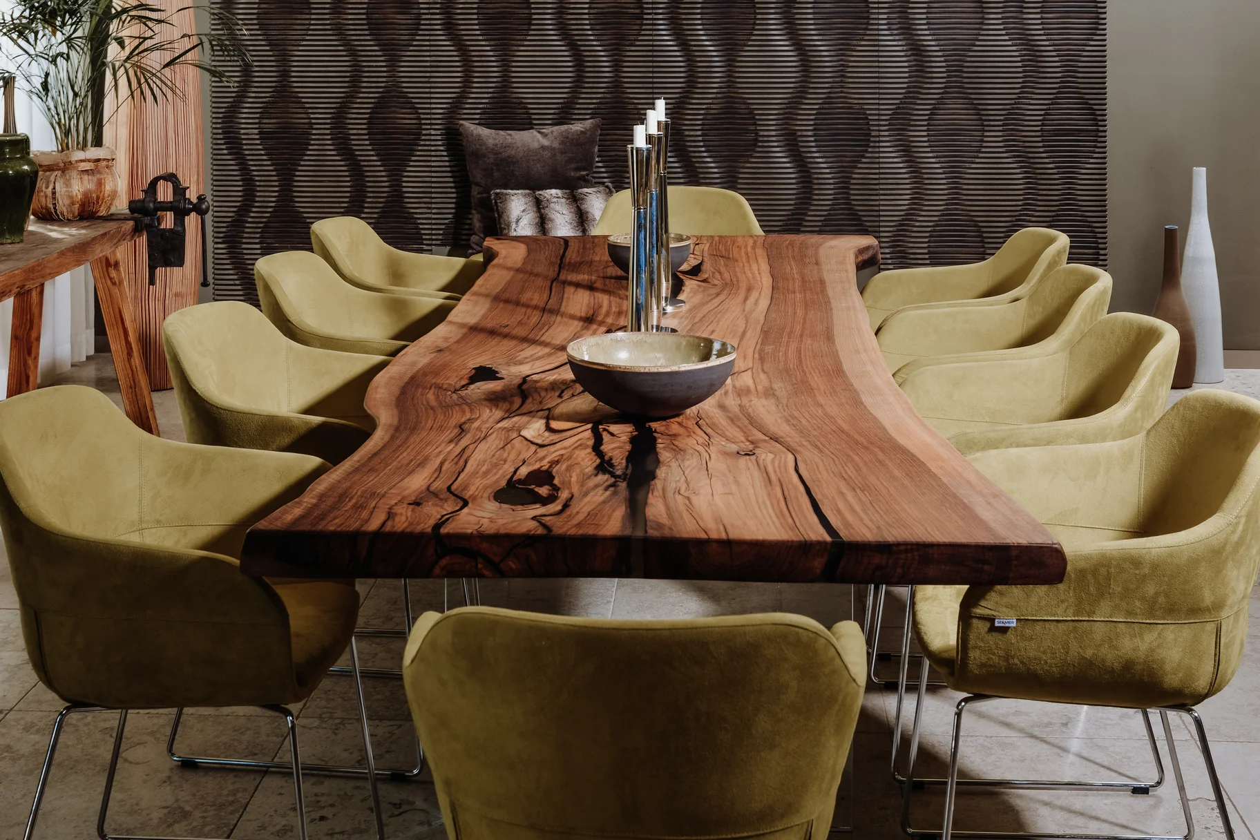 Élégante table en bois massif en tronc d’arbre avec grain marqué et design robuste de Stammdesign, 1