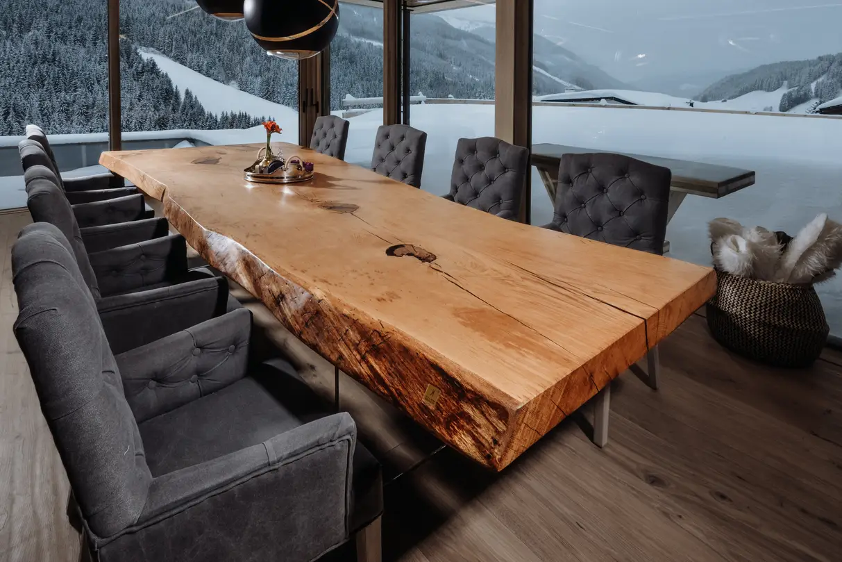 Moderner Designer-Wohnzimmertisch aus einem Baumstamm mit robuster Tischplatte und Glasbeinen, Ansicht 1