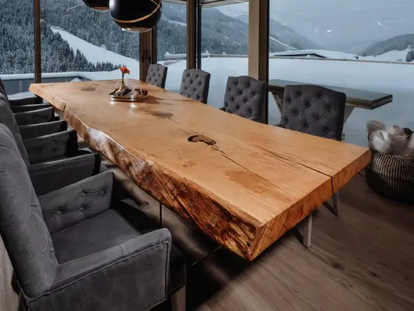 Tavolino da soggiorno moderno di design in tronco d’albero con piano robusto e gambe in vetro, vista 1