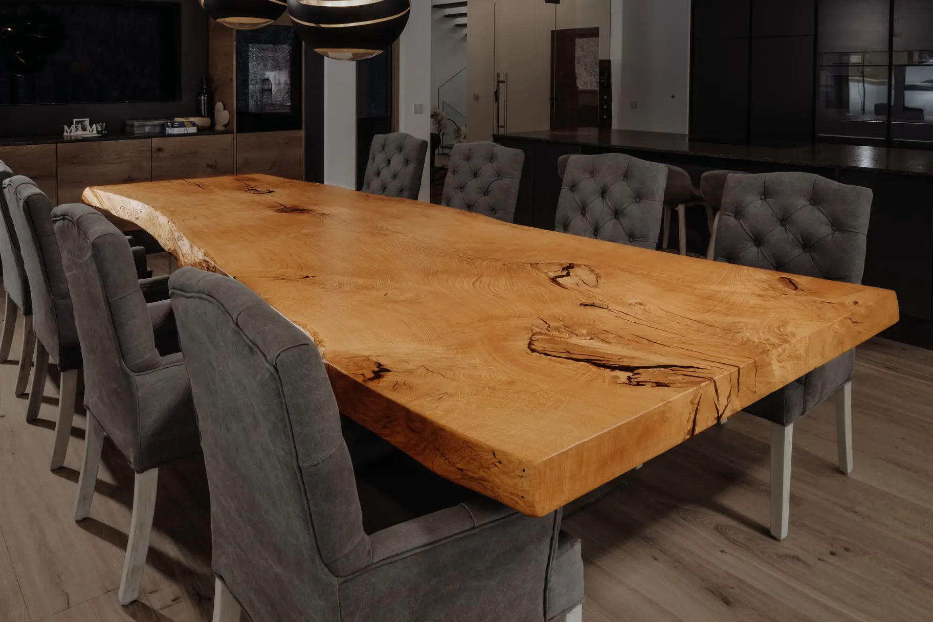 Moderner Designer-Wohnzimmertisch aus einem Baumstamm mit robuster Tischplatte und Glasbeinen, Ansicht 2