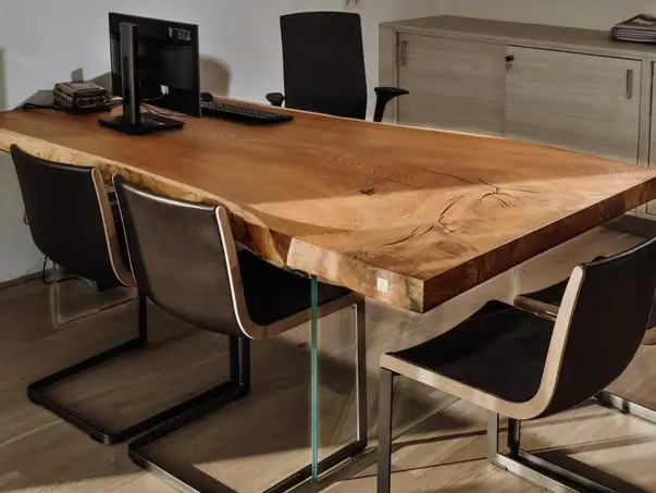 Scrivania unica in tronco d’albero con bordo naturale e piano in legno massiccio