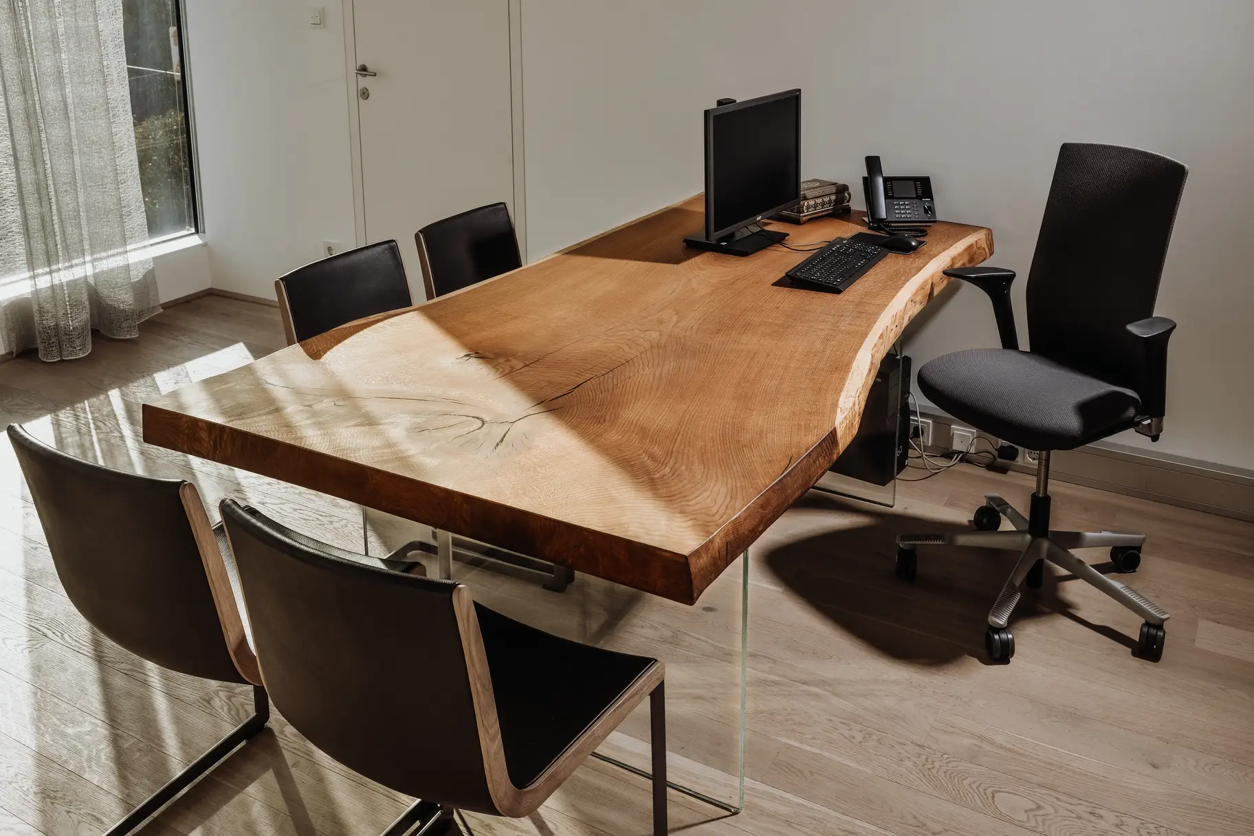 Einzigartiger Bürotisch aus einem Baumstamm mit natürlicher Baumkante und Tischplatte aus Echtholz, Seite