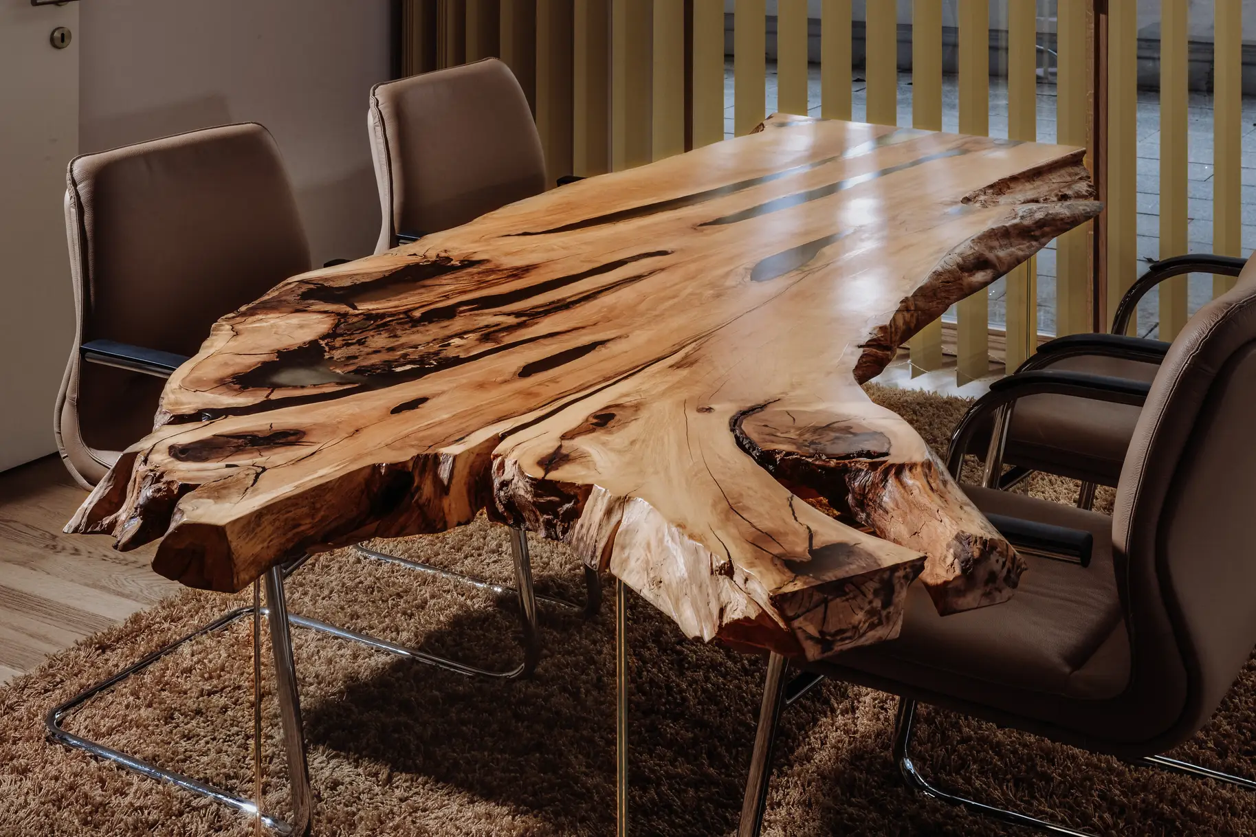 Hochwertiger Bürotisch aus einem Baumstamm mit lebendiger Maserung und robuster Tischplatte