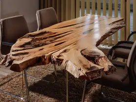 Hochwertiger Bürotisch aus einem Baumstamm mit lebendiger Maserung und robuster Tischplatte