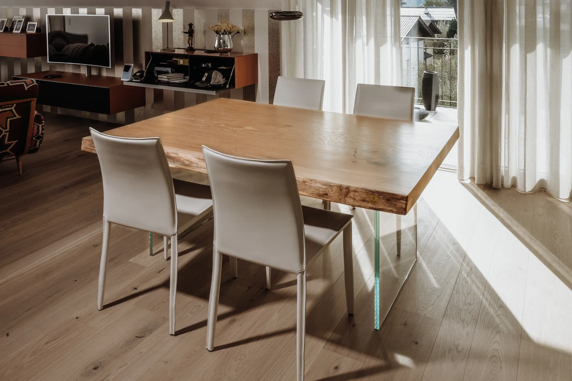 Esclusivo tavolo in legno di design in tronco d’albero con piano in legno naturale