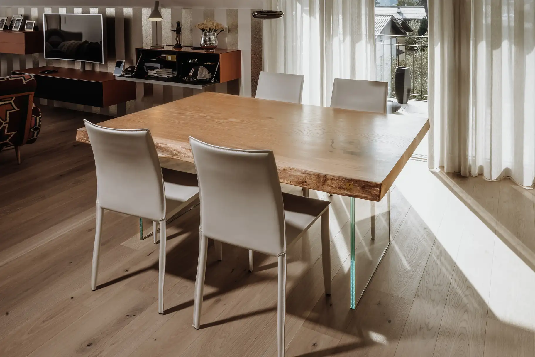 Exklusiver Designer-Holztisch aus einem Baumstamm mit Naturholz-Tischplatte