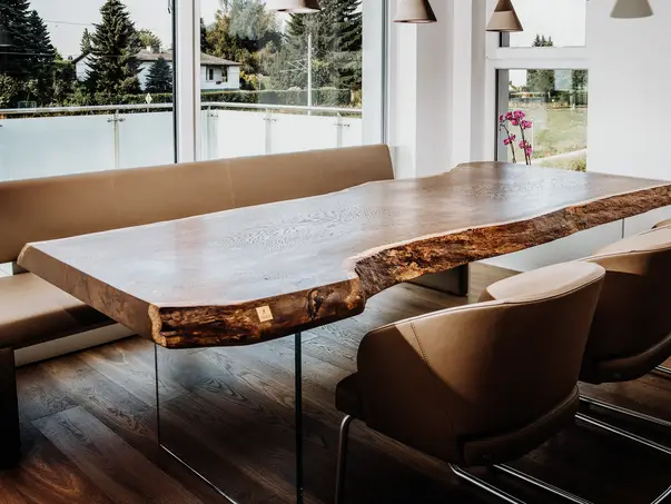 Mesa de comedor rústica hecha de tronco con patas de vidrio, artesanal de madera natural
