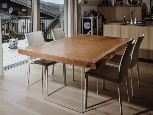 Exclusiva mesa de madera de diseño hecha de tronco con superficie de madera natural, vista lateral