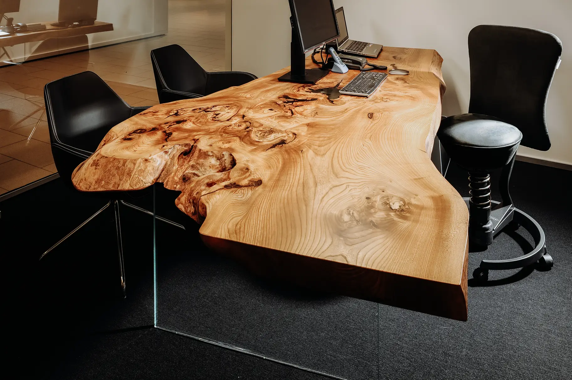 Handgefertigter Bürotisch aus einem Baumstamm mit robuster Tischplatte aus Echtholz von Stammdesign, Seite