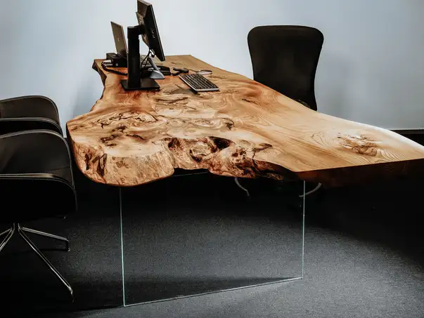 Scrivania artigianale in tronco d’albero con piano in legno massiccio di Stammdesign, vista frontale