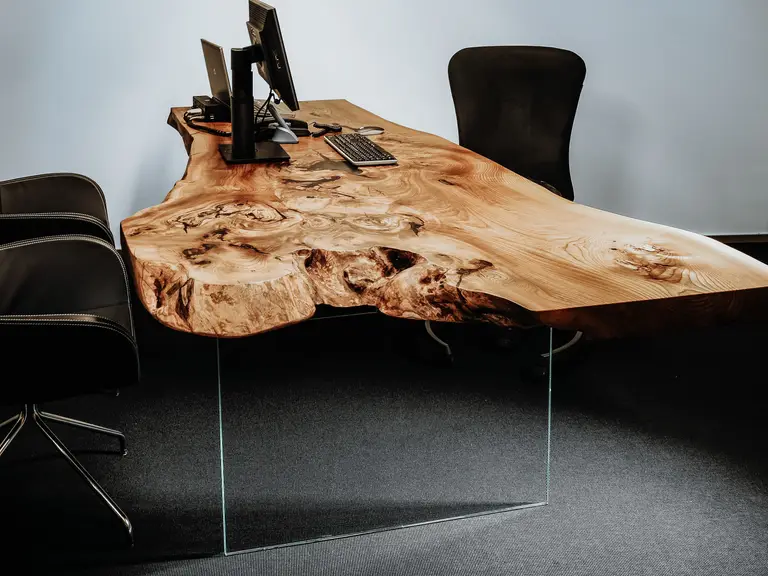 Scrivania artigianale in tronco d’albero con piano in legno massiccio di Stammdesign, vista frontale