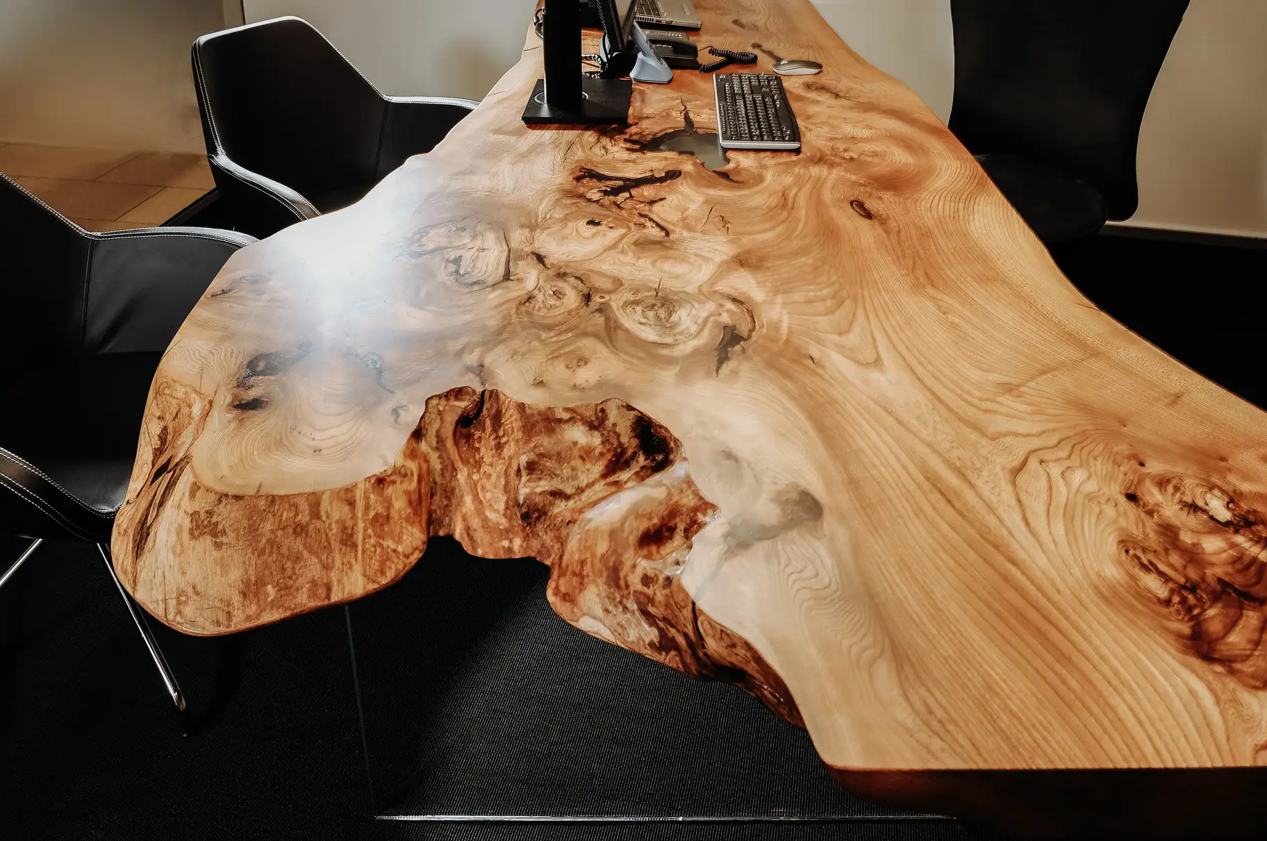 Bureau artisanal en tronc d’arbre avec plateau en bois massif de Stammdesign, détails