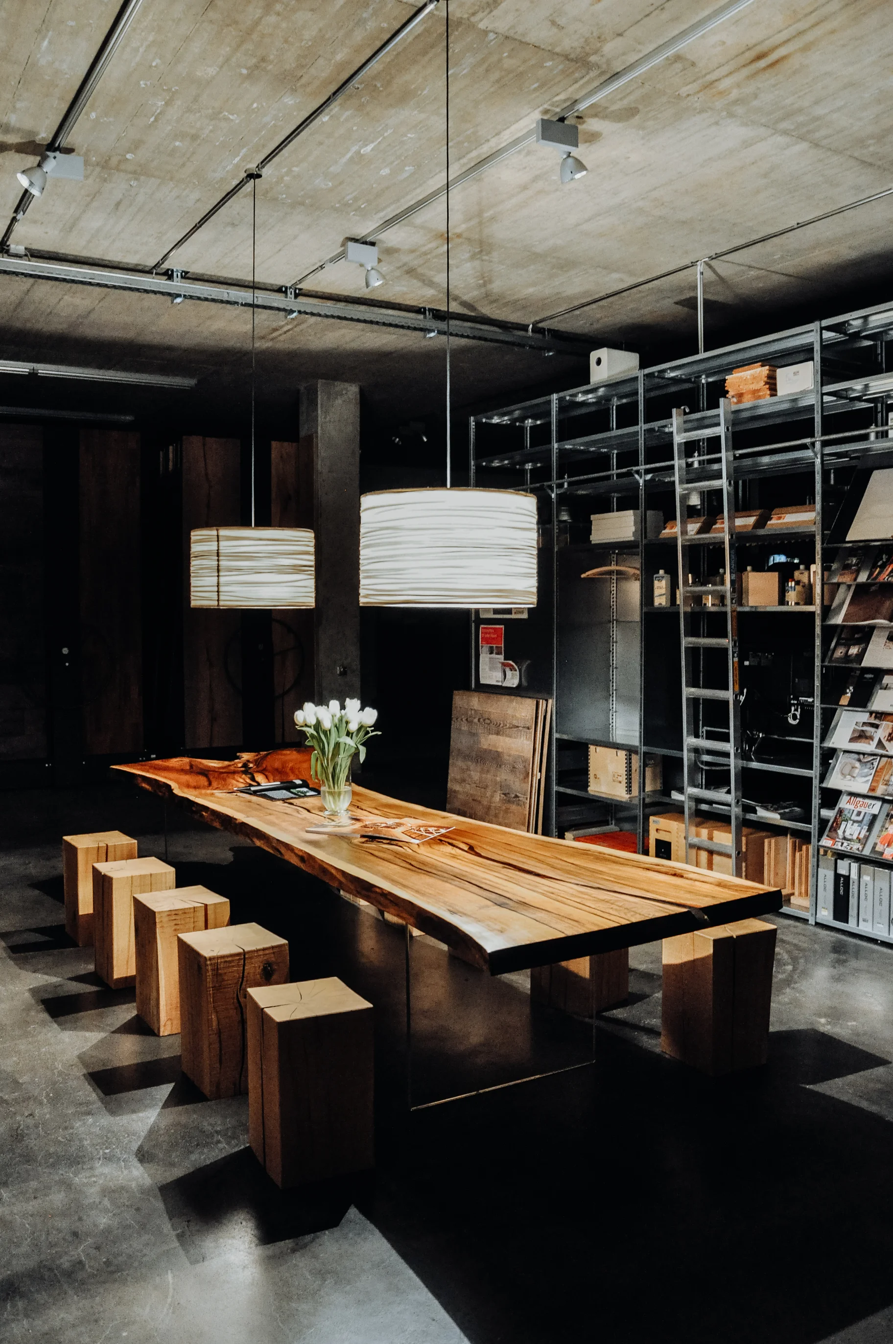Grande table à manger en tronc avec base en bois stable et plateau en bois naturel élégant