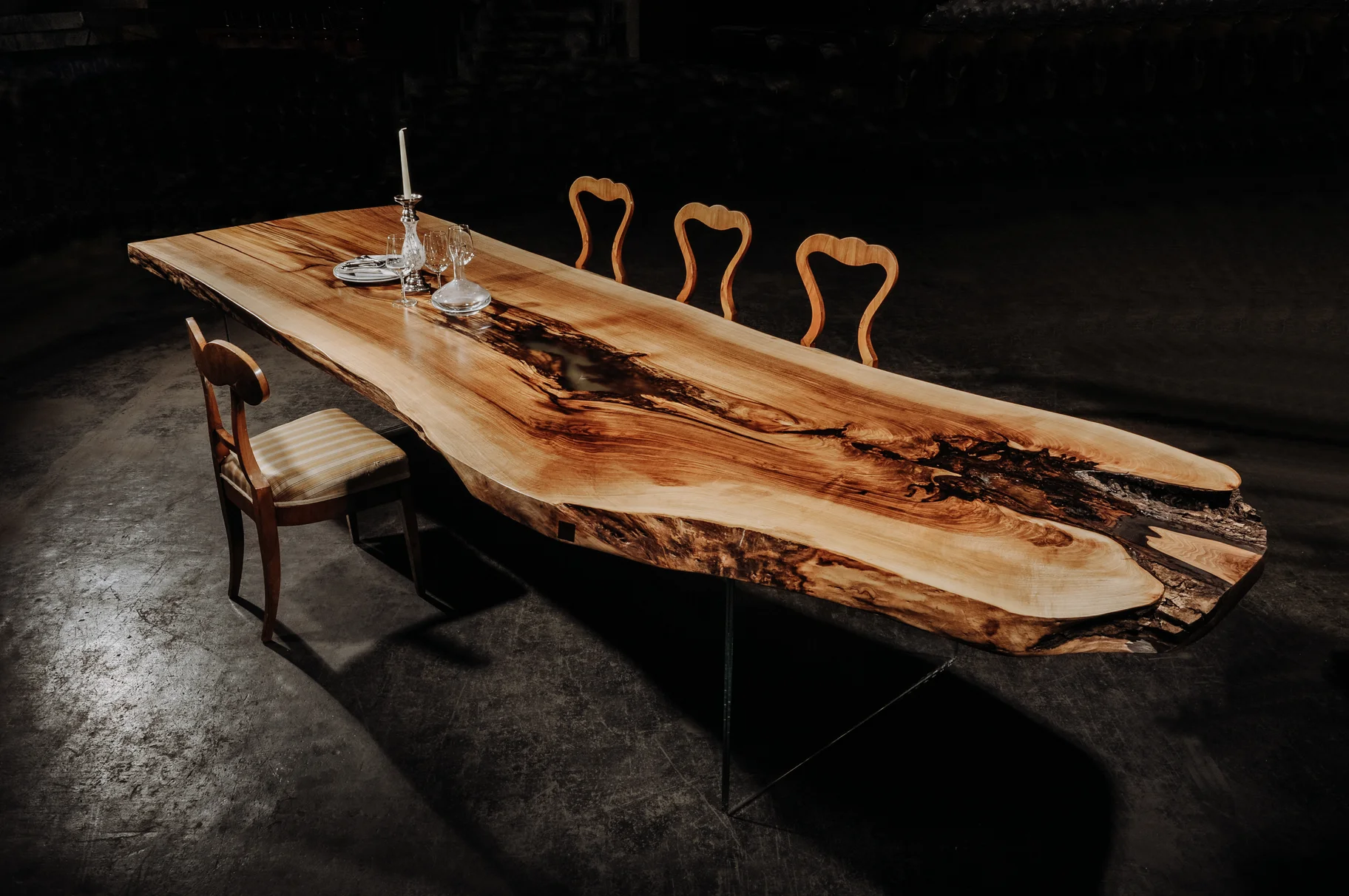 Table massive en tronc d’arbre de Stammdesign avec veinage unique et plateau robuste