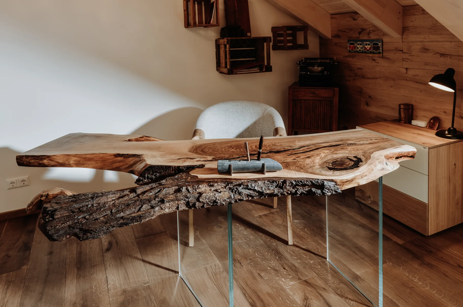 Scrivania in tronco d’albero di design in legno naturale con bordo naturale ed corteccia, vista 2