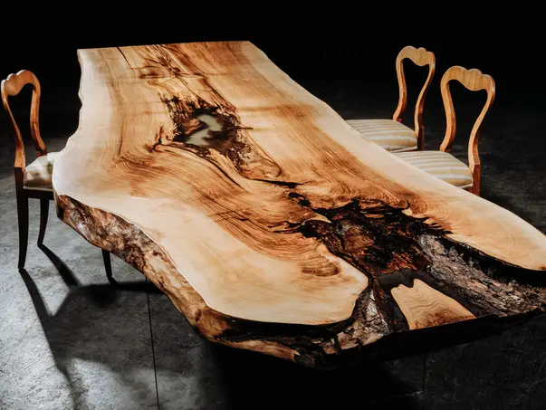Mesa maciza de tronco de Stammdesign con veta única y superficie robusta, vista 2