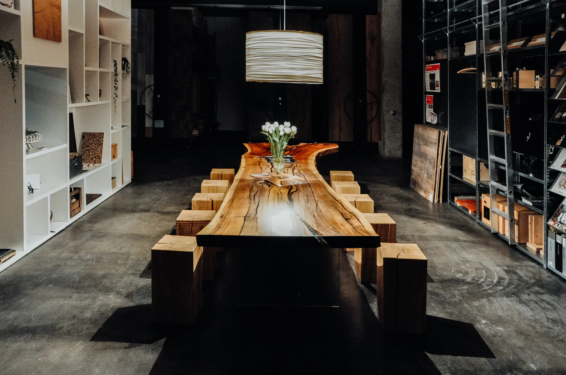 Grande table à manger en tronc avec base en bois stable et plateau en bois naturel élégant, vue frontale
