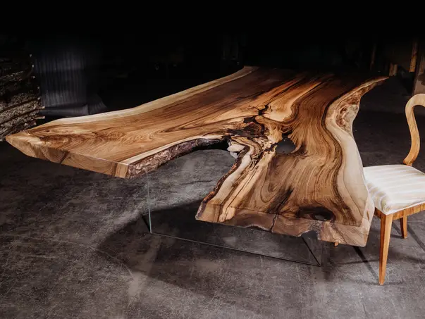 Mesa de tronco con vetas artísticas y elegante superficie de madera natural