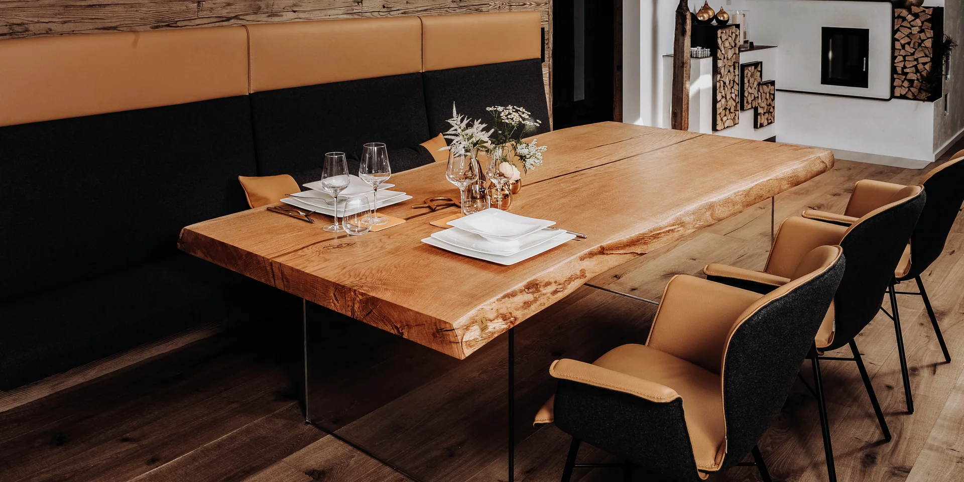 Elegante mesa de salón hecha de un tronco, artesanal y única, vista lateral