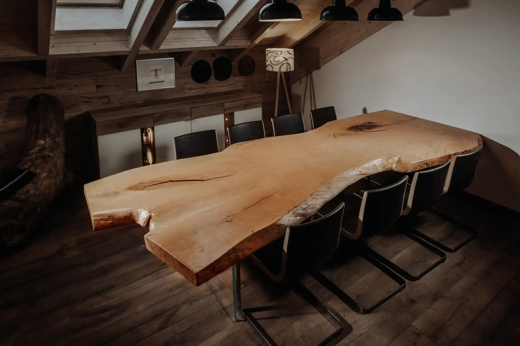 Grand table de réunion en bois massif avec 8 places et plateau solide, conçue par Stammdesign, vue latérale