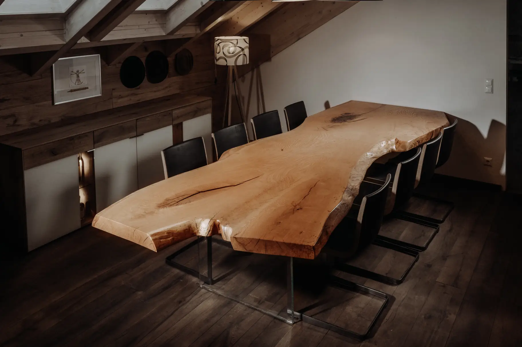 Großer Besprechungstisch aus massivem Holz mit 8 Sitzplätzen und stabiler Platte, designt von Stammdesign
