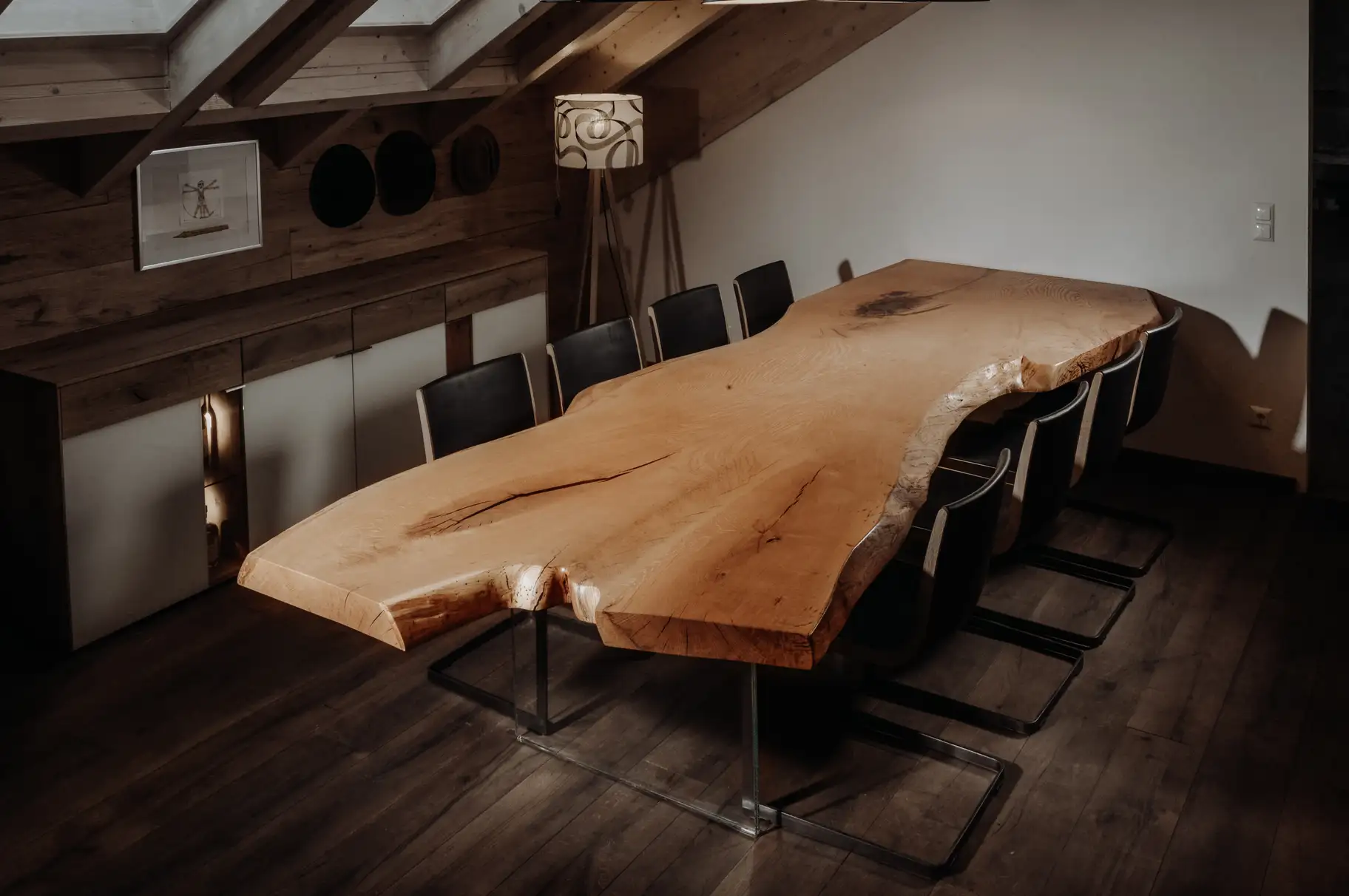 Grand table de réunion en bois massif avec 8 places et plateau solide, conçue par Stammdesign