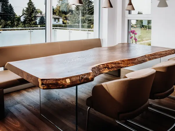 Mesa de comedor hecha de un tronco con borde natural y elegante madera natural