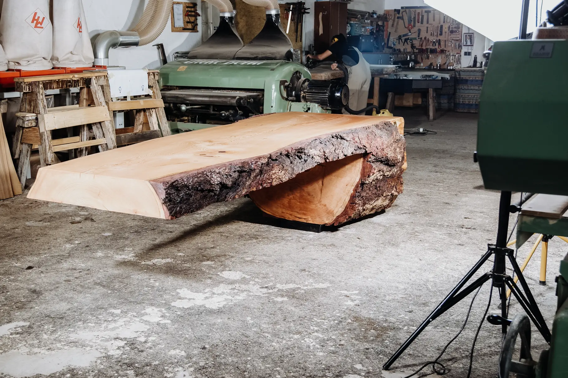 Schwebender Esstisch aus einem Baumstamm, angebaut an einer Kücheninsel mit Baumkante, handgefertigt von Stammdesign, Rohling