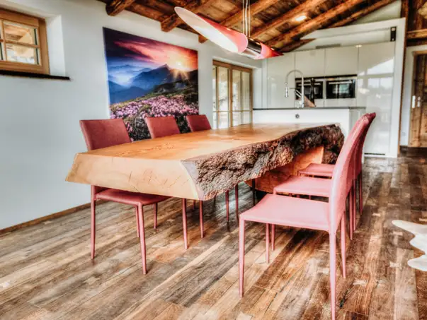 Tavolo da pranzo sospeso in tronco d’albero, attaccato a un’isola cucina con bordo naturale, artigianale di Stammdesign, vista laterale