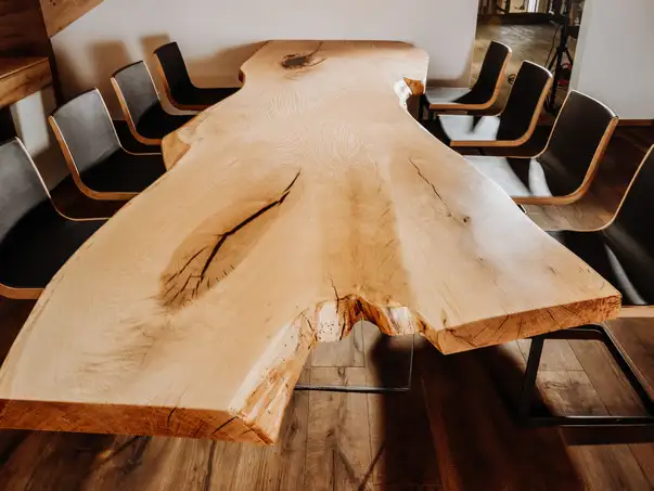 Grande tavolo da riunione in legno massiccio con 8 posti e piano robusto, progettato da Stammdesign, vista frontale