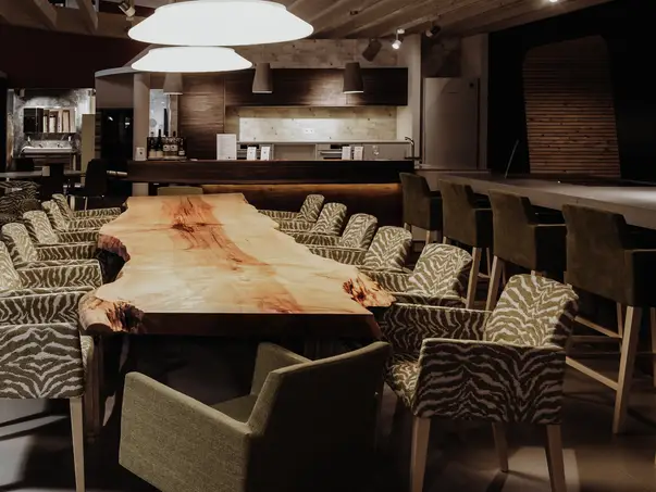 Mesa de comedor extra larga para 14 personas hecha de un tronco entero de Stammdesign, vista frontal