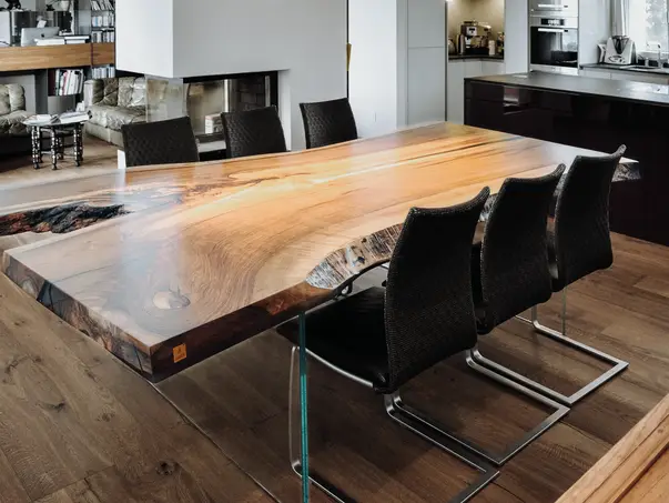 Mesa de comedor ancha de Stammdesign hecha de un tronco con veta única y tablero resistente, vista lateral