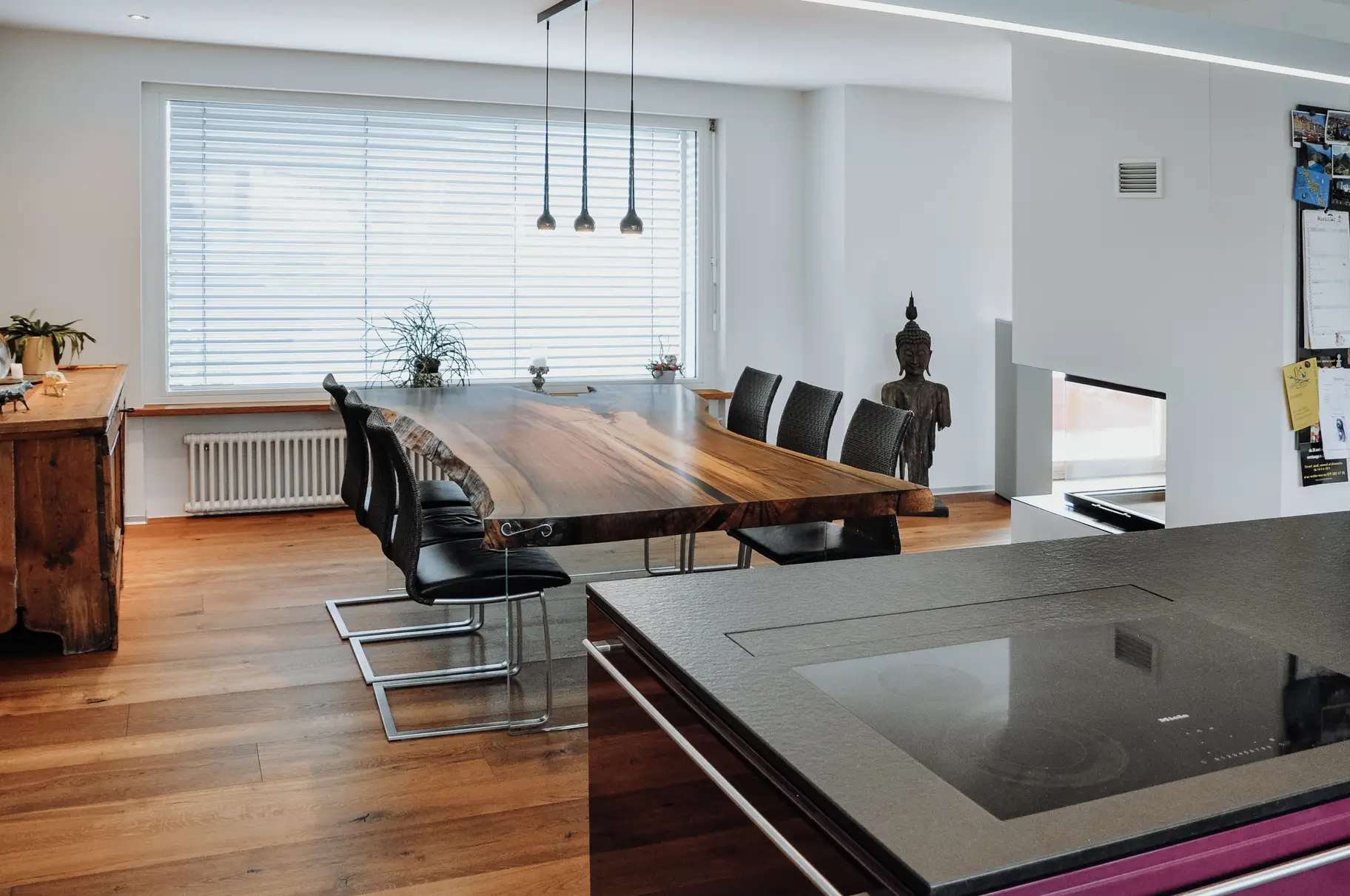 Breiter Esstisch von Stammdesign aus einem Baumstamm mit einzigartiger Maserung und robuster Tischplatte in Küche