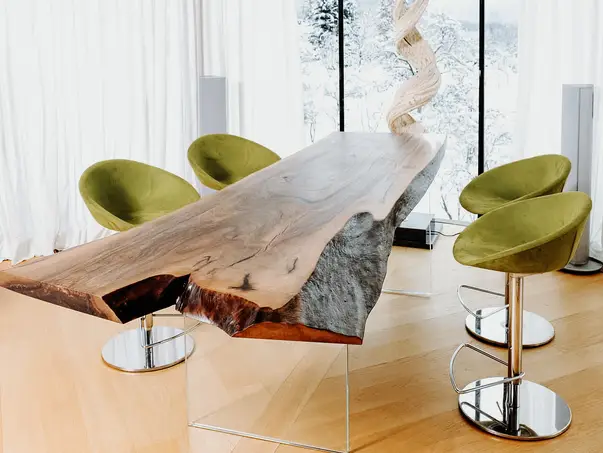 Mesa de reuniones artesanal de Stammdesign hecha de un tronco con tablero resistente