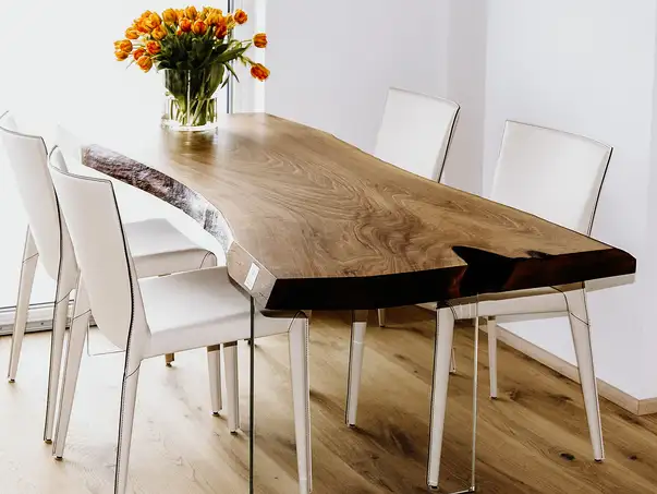Tavolo da pranzo di design di Stammdesign in tronco d’albero con bordo naturale elegante