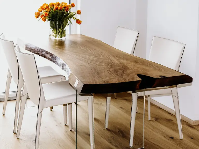 Tavolo da pranzo di design di Stammdesign in tronco d’albero con bordo naturale elegante