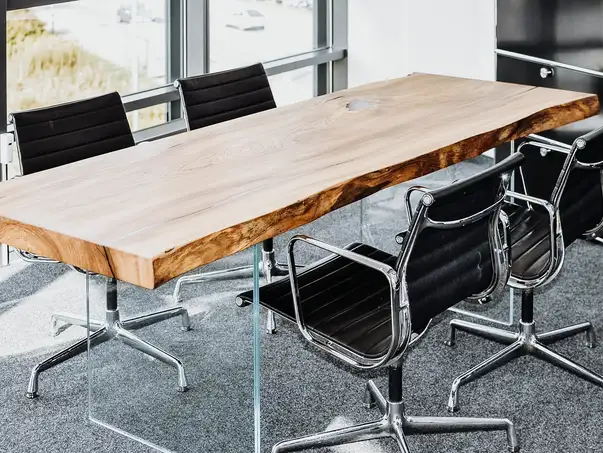 Scrivania massiccia di Stammdesign in tronco d’albero con venatura unica
