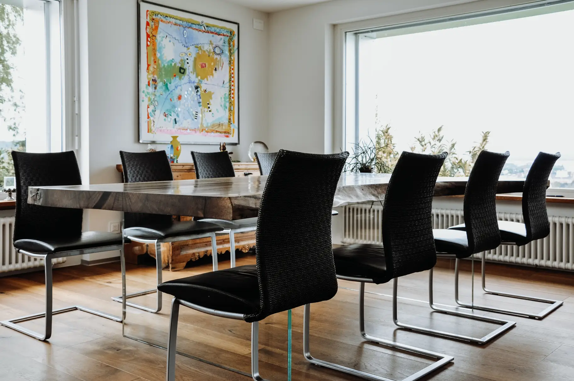 Breiter Esstisch von Stammdesign aus einem Baumstamm mit einzigartiger Maserung und robuster Tischplatte Kantenansicht