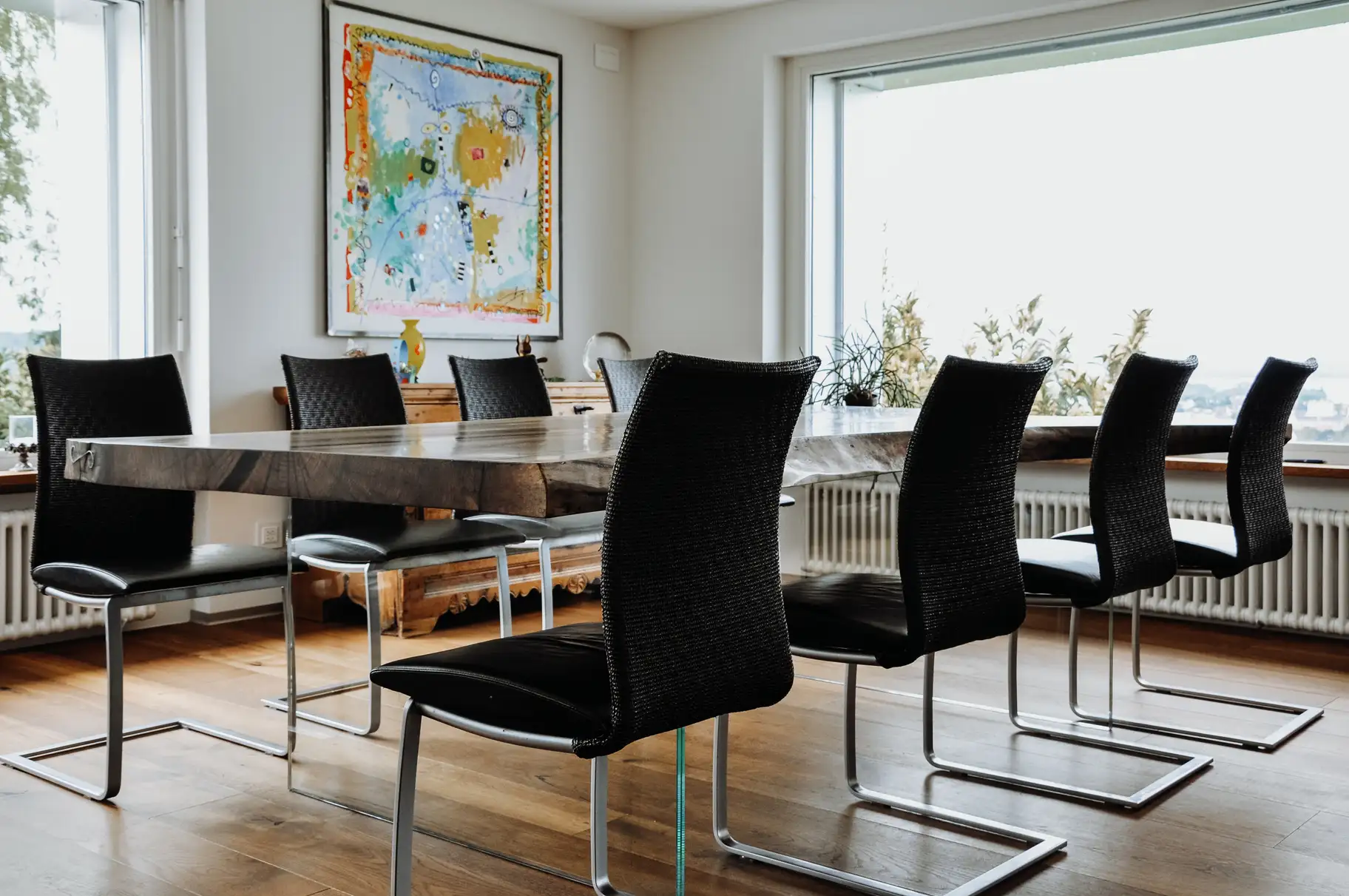 Mesa de comedor ancha de Stammdesign hecha de un tronco con veta única y tablero resistente, vista del borde