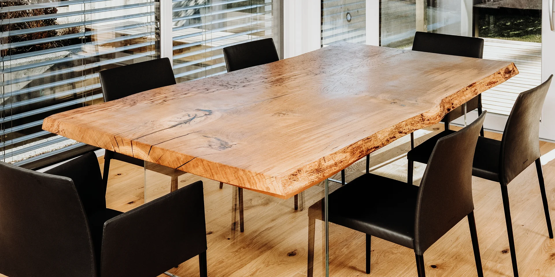 Mesa de comedor de madera natural con borde suave de Stammdesign para 6 personas