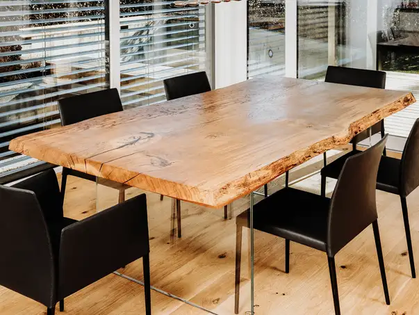 Tavolo da pranzo in legno naturale con bordo armonioso di Stammdesign per 6 persone