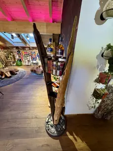 Freistehendes Regal aus einem Baumstamm als Unikat von Stammdesign als Unikat