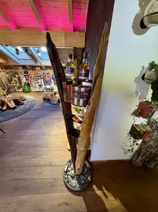 Freistehendes Regal aus einem Baumstamm als Unikat von Stammdesign als Unikat
