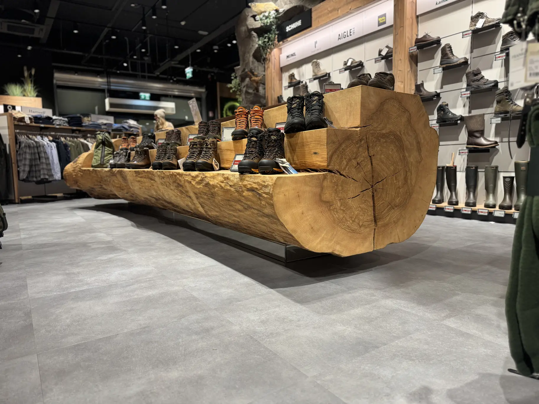 Imposantes POS Möbel aus einem ganzen Baumstamm für Bekleidungsgeschäft