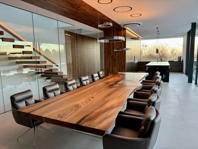 Exklusiver Massivholz-Esstisch aus einer großen Baumstamm-Platte für luxuriöses Interior Design