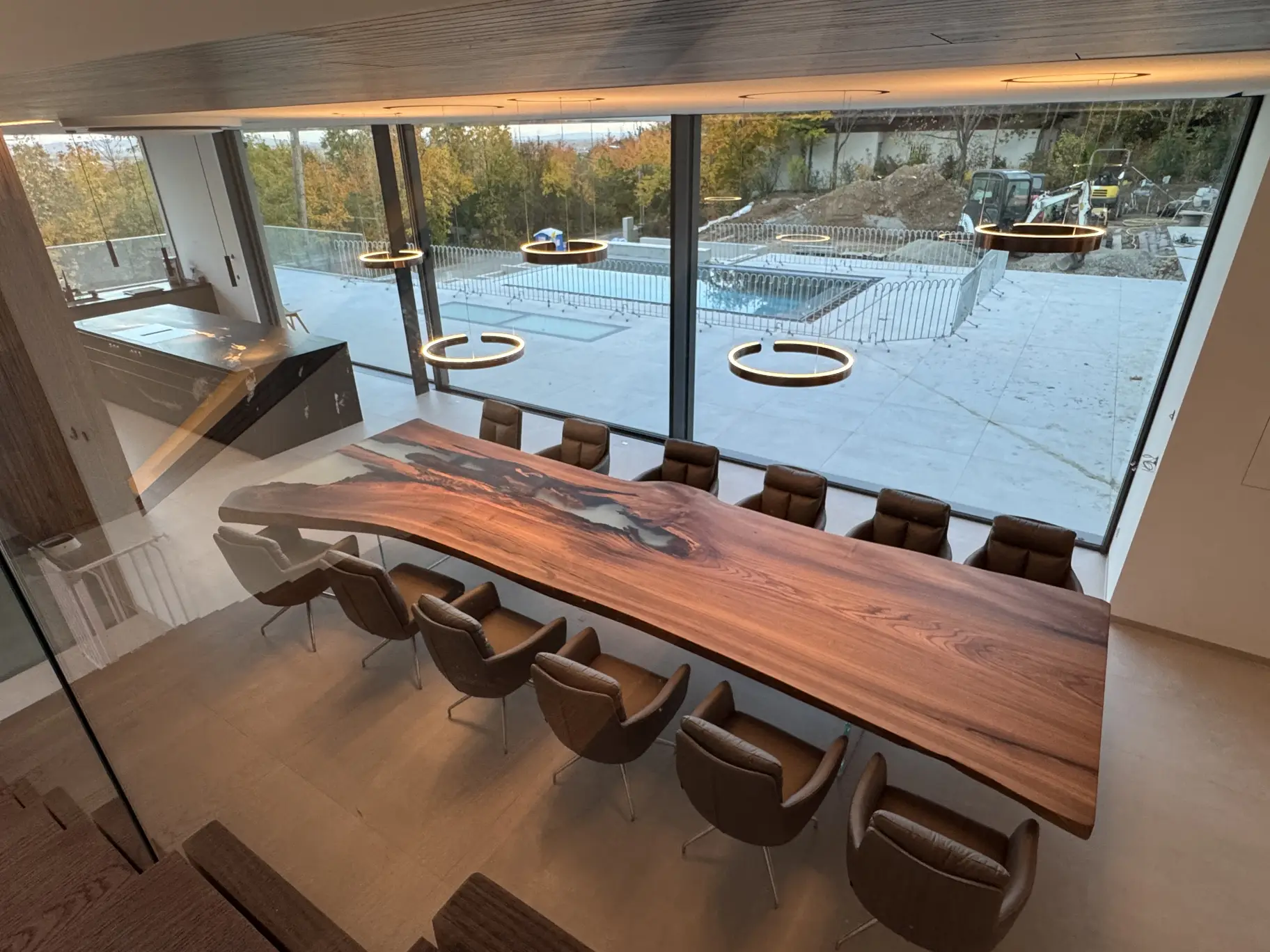 Exklusiver Massivholz-Esstisch aus einer großen Baumstamm-Platte für luxuriöses Interior Design