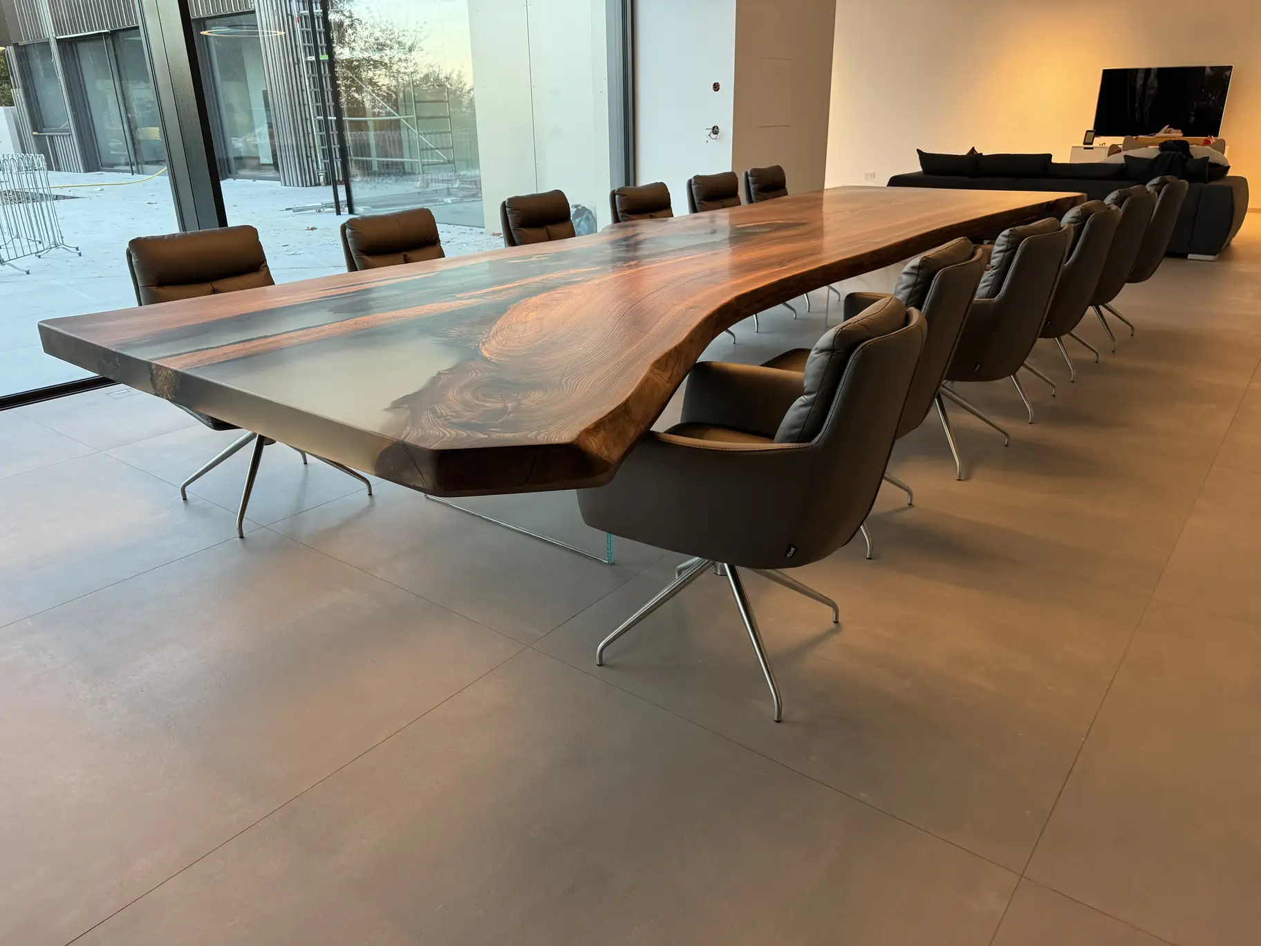 Exklusiver Massivholz-Esstisch aus einer großen Baumstamm-Platte für luxuriöses Interior Design