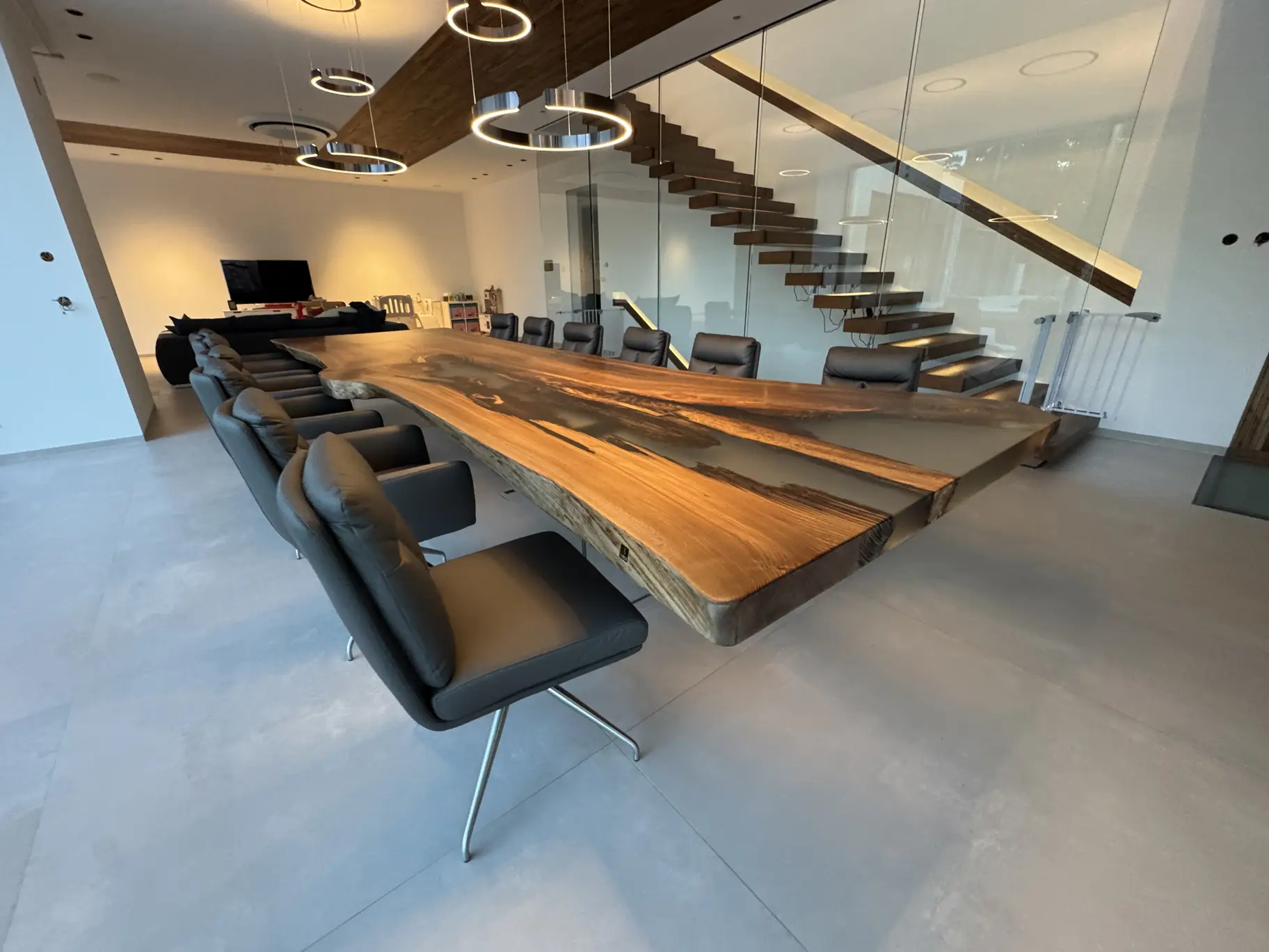 Exklusiver Massivholz-Esstisch aus einer großen Baumstamm-Platte für luxuriöses Interior Design